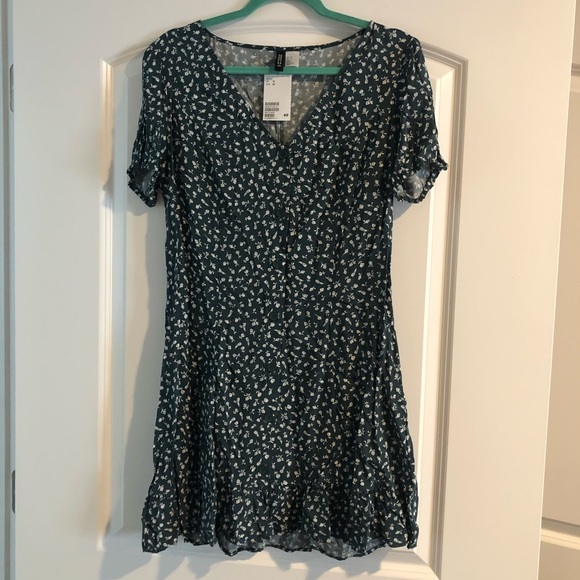 H&M Dresses & Skirts - Green Floral H&M Button Front Dress 90s
